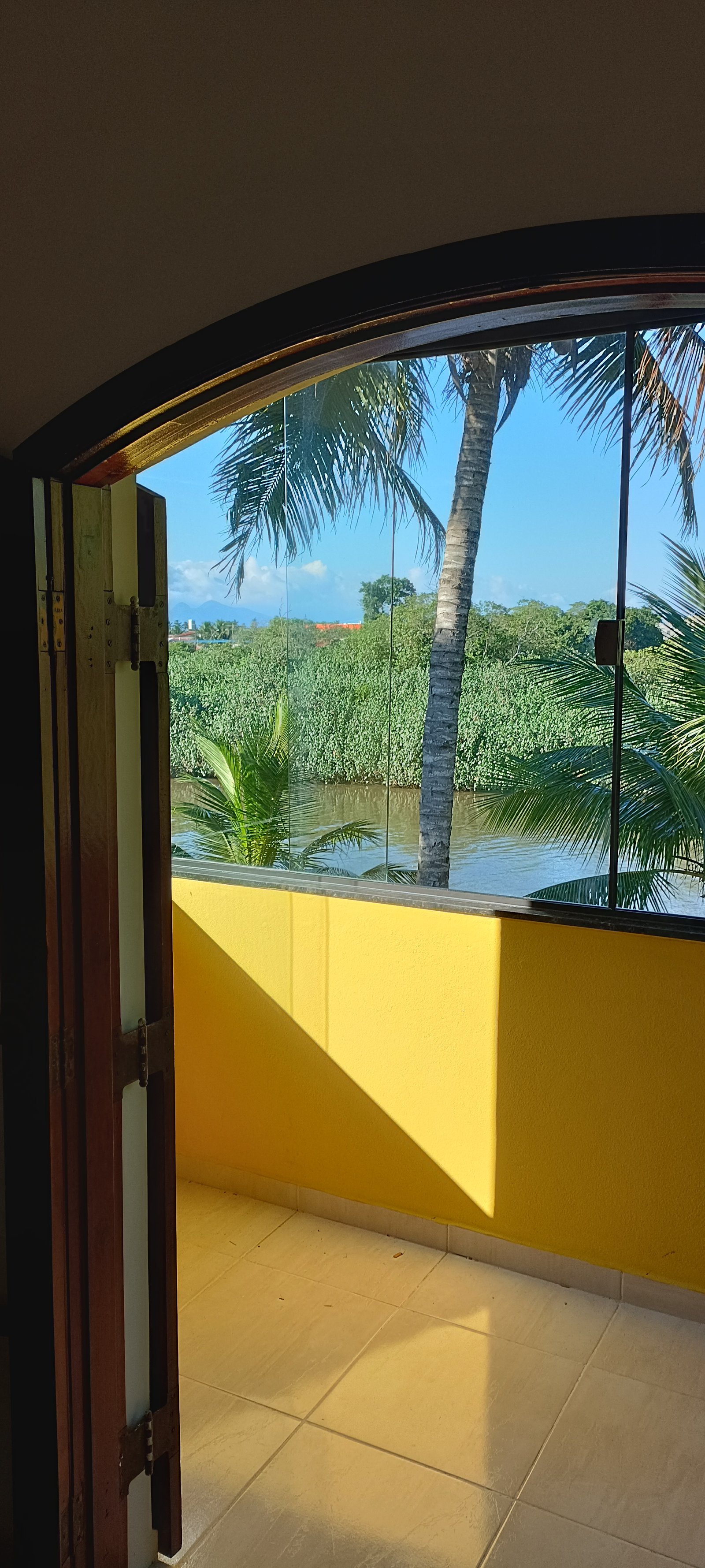 Frutas e pães frescos do café